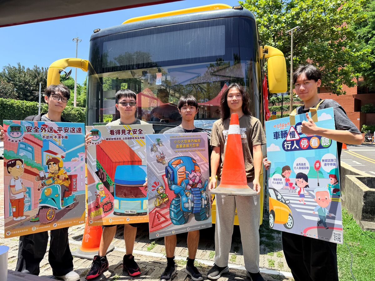 國立中山大學舉辦「交通安全週」，材料與光電科學學系大一學生結伴參與體驗。(另開新視窗/jpg檔)圖片