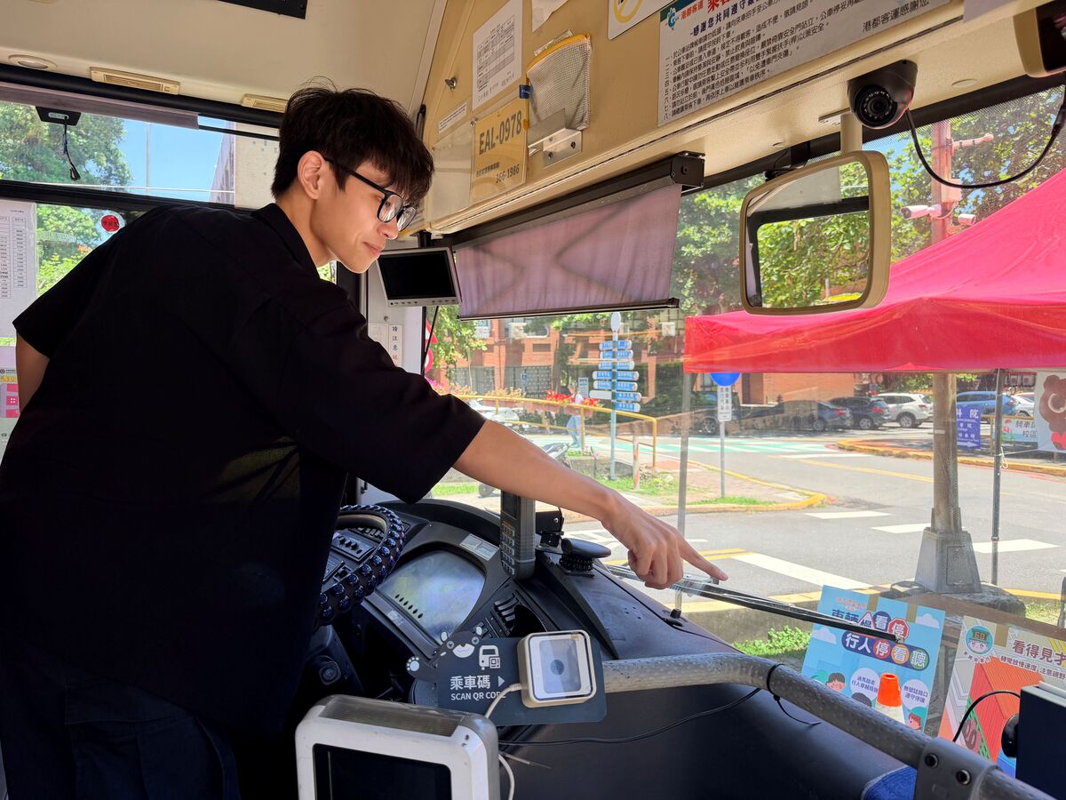 學生體驗後發現，大型車駕駛根本看不到前方三角錐，必須站起來才能看到，視野確實有死角。(另開新視窗/jpg檔)圖片