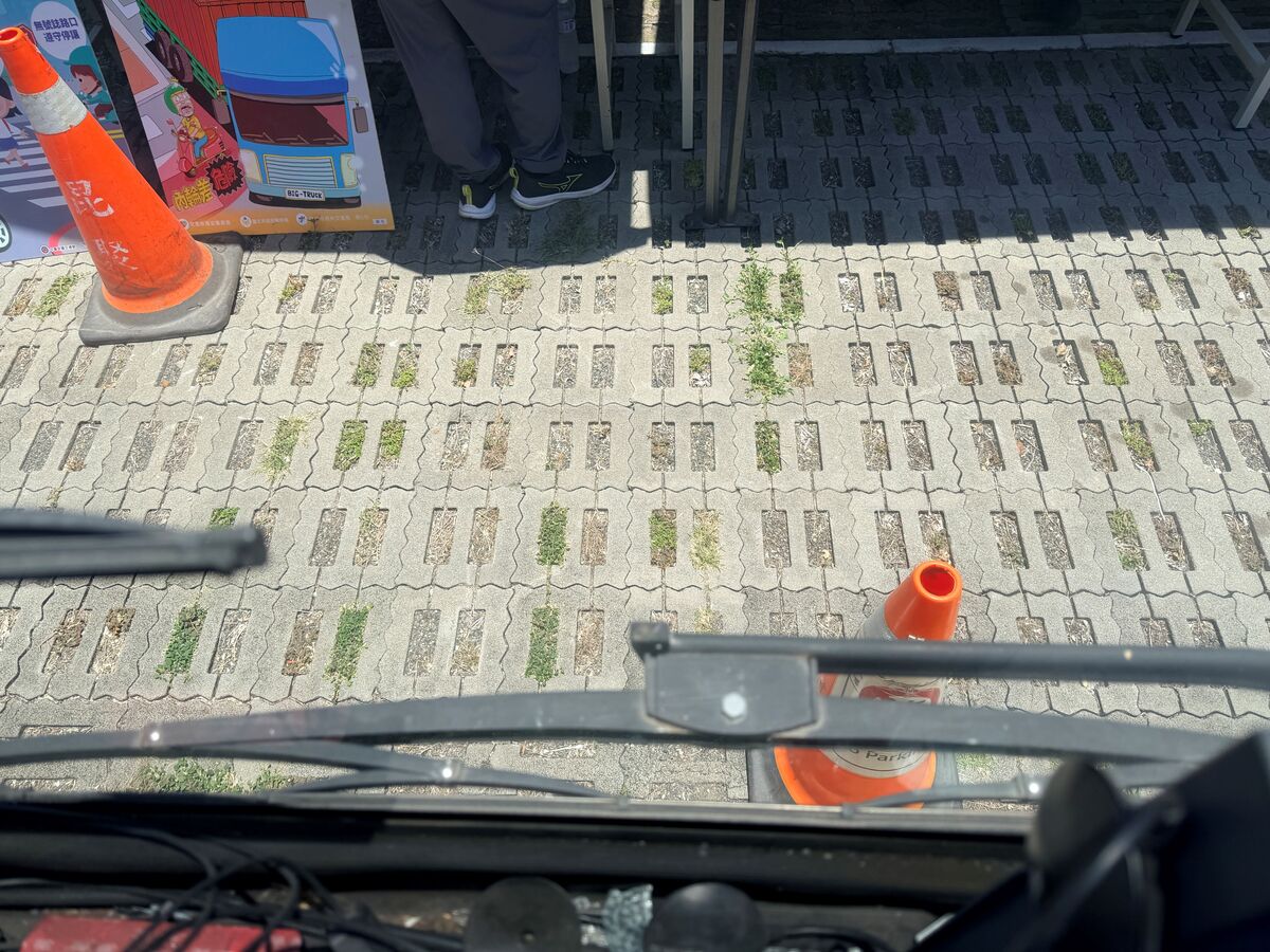 三角錐置放於大型車前方。(另開新視窗/jpg檔)圖片