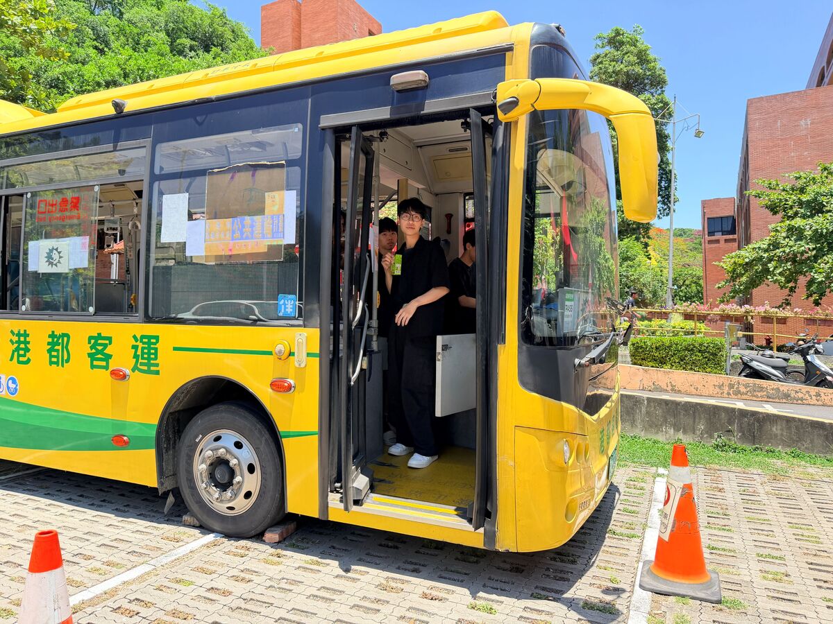 三角錐置放於大型車前方。(另開新視窗/jpg檔)圖片