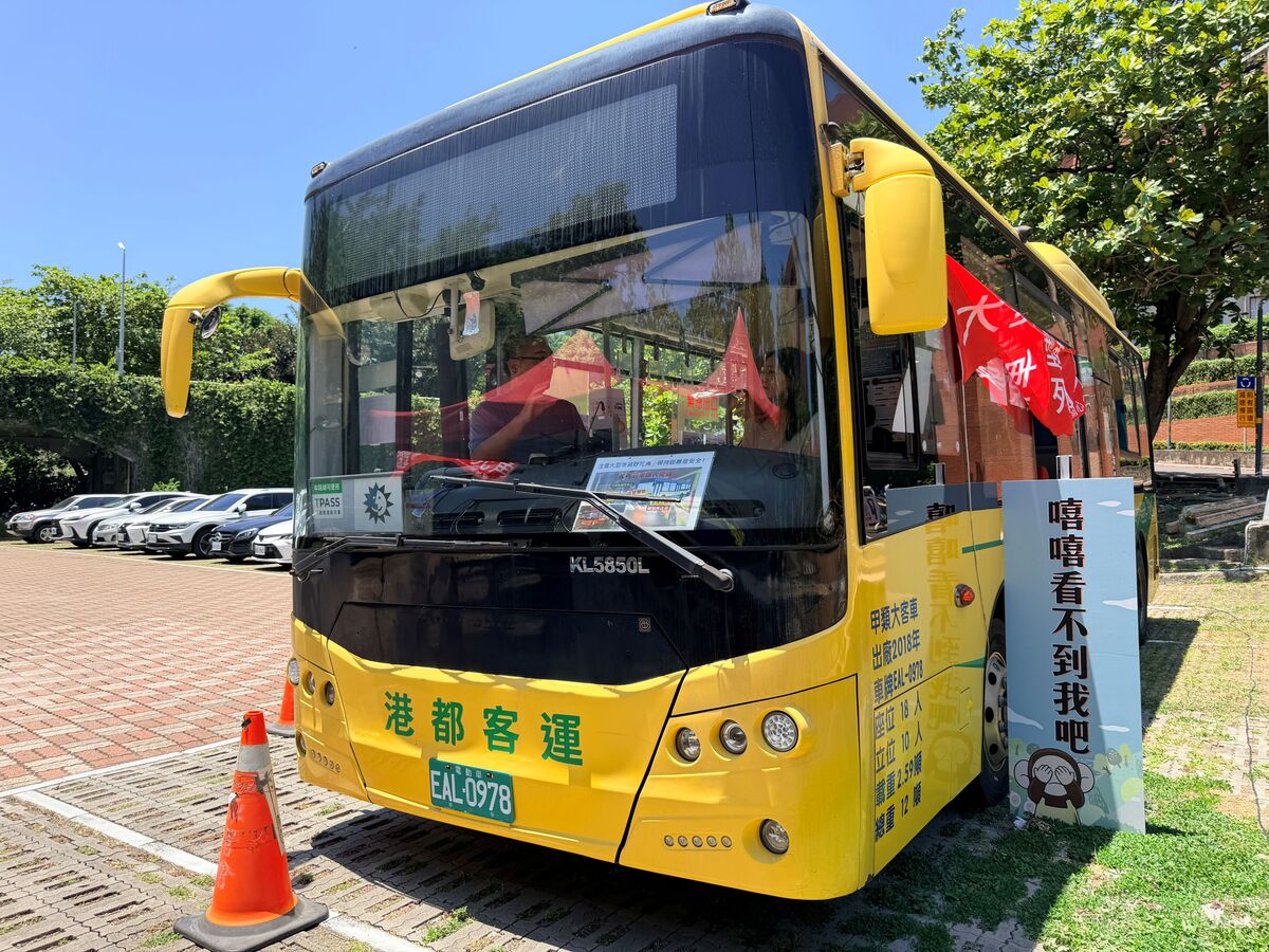 在大型車駕駛座上某些角度看不到前方三角錐與右方立牌視野死角。(另開新視窗/jpg檔)圖片