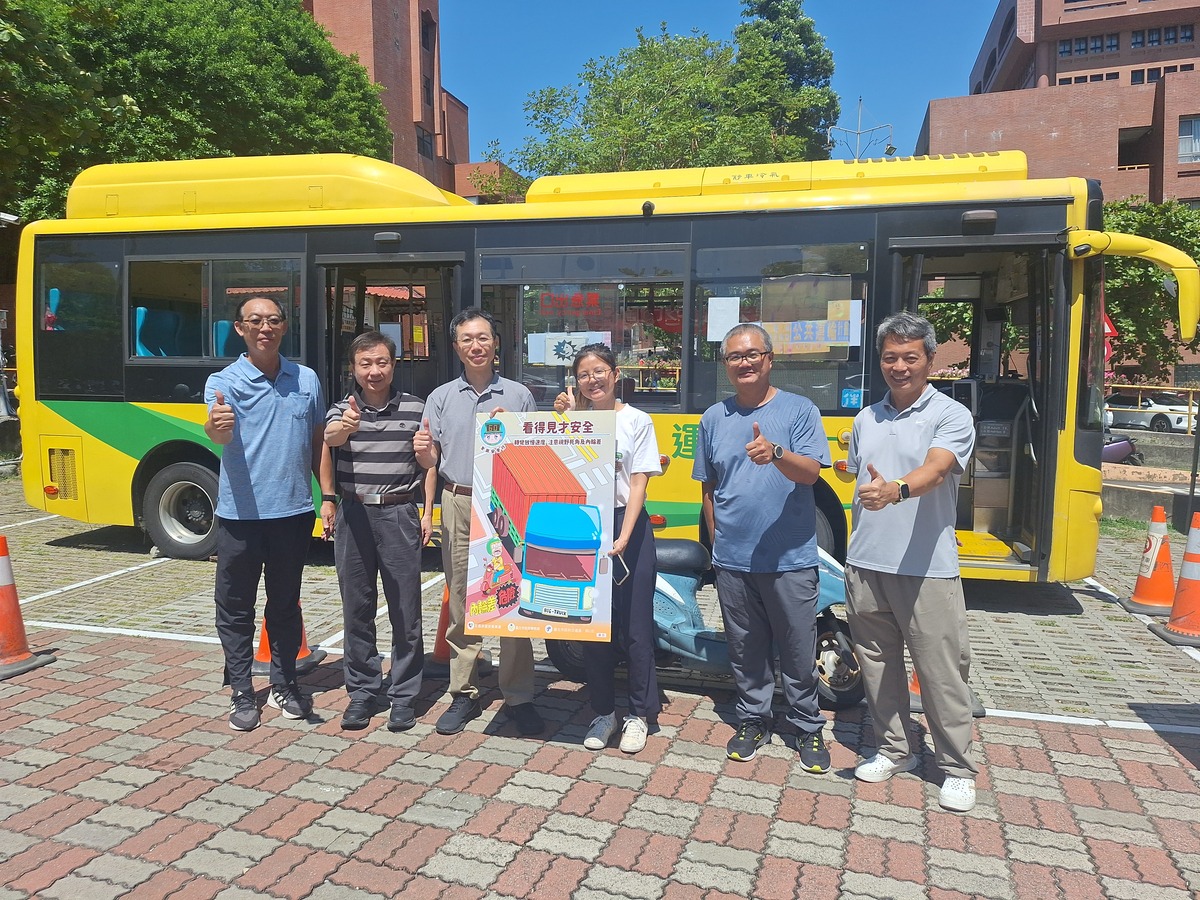 國立中山大學總務處校安防護組舉辦「交通安全週」，規劃大型車視野死角體驗活動。(另開新視窗/jpg檔)圖片