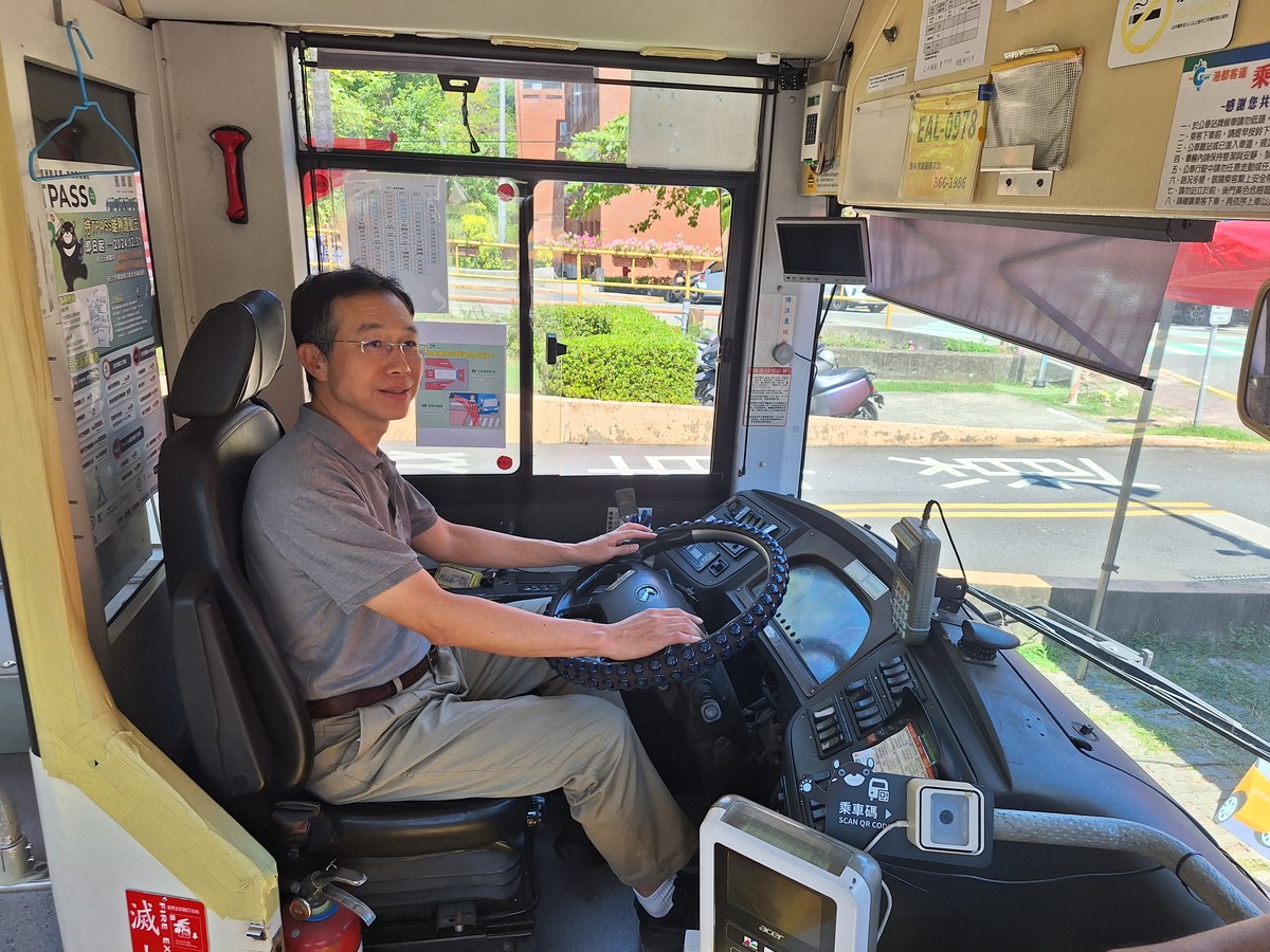 總務長登上大型車，從駕駛視角「換位思考」，親身體驗視線盲區。(另開新視窗/jpg檔)圖片