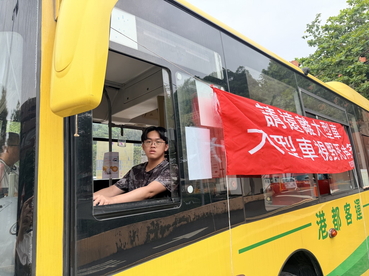 全校教職員生輪番登上大型車，從駕駛視角「換位思考」，親身體驗視線盲區。(另開新視窗/jpg檔)圖片