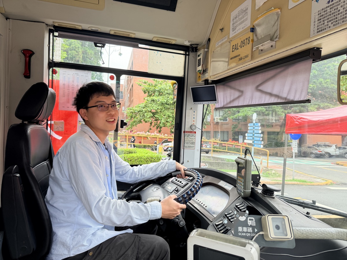 全校教職員生輪番登上大型車，從駕駛視角「換位思考」，親身體驗視線盲區。(另開新視窗/jpg檔)圖片