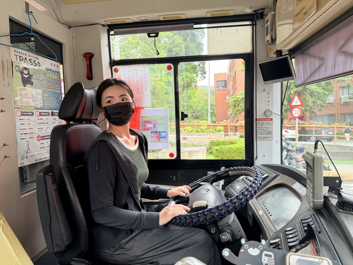全校教職員生輪番登上大型車，從駕駛視角「換位思考」，親身體驗視線盲區。(另開新視窗/jpg檔)圖片
