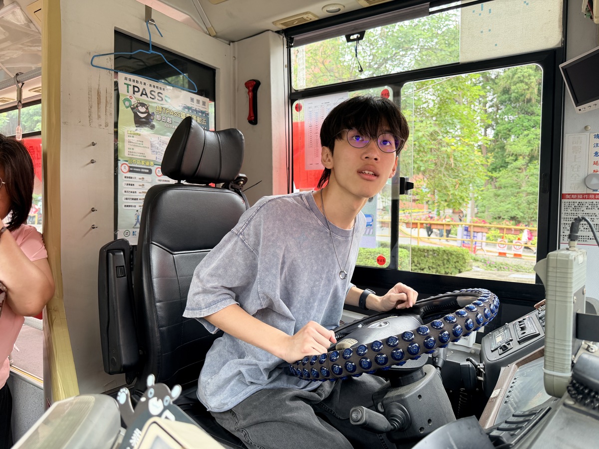 全校教職員生輪番登上大型車，從駕駛視角「換位思考」，親身體驗視線盲區。(另開新視窗/jpg檔)圖片