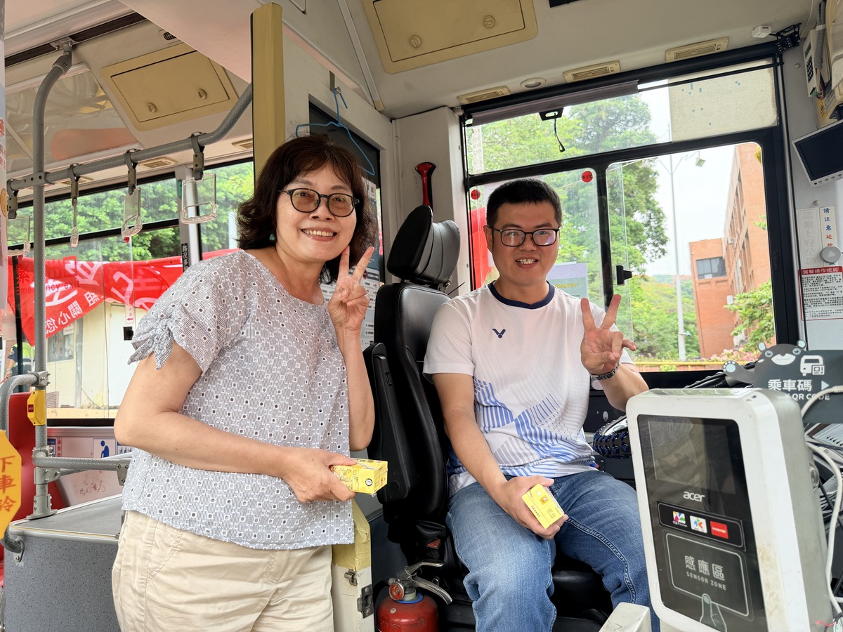 全校教職員生輪番登上大型車，從駕駛視角「換位思考」，親身體驗視線盲區。(另開新視窗/jpg檔)圖片