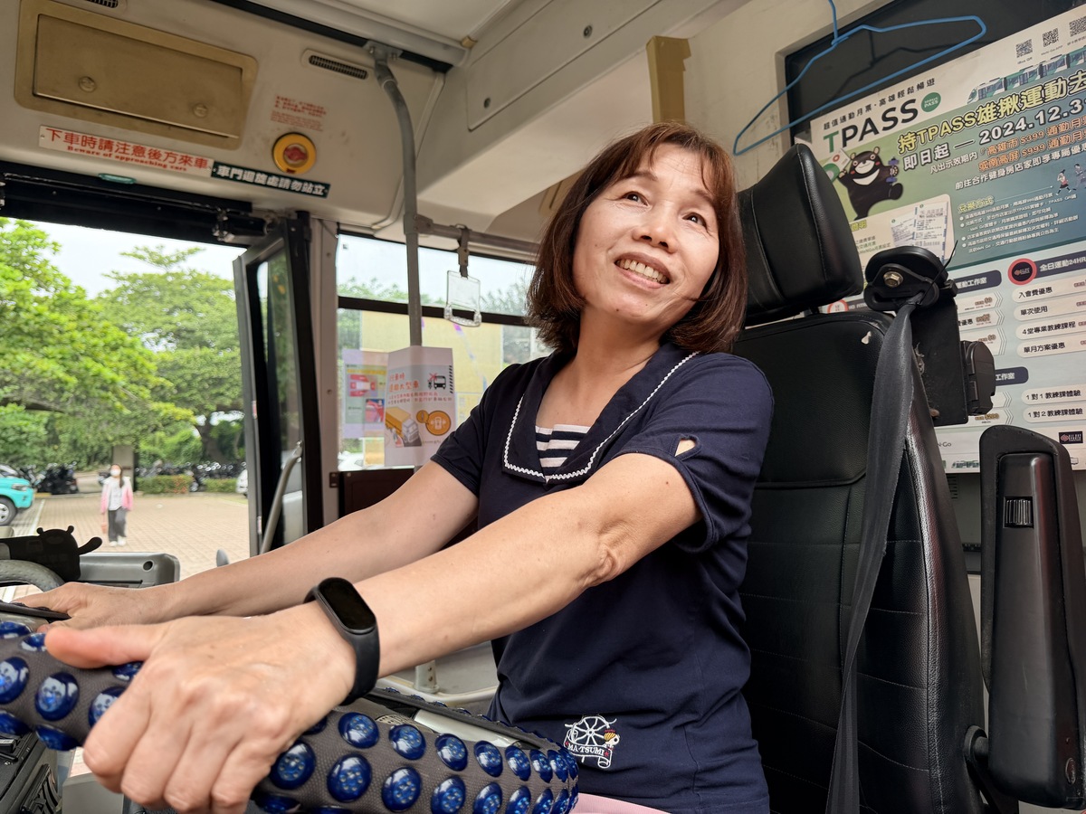 全校教職員生輪番登上大型車，從駕駛視角「換位思考」，親身體驗視線盲區。(另開新視窗/jpg檔)圖片