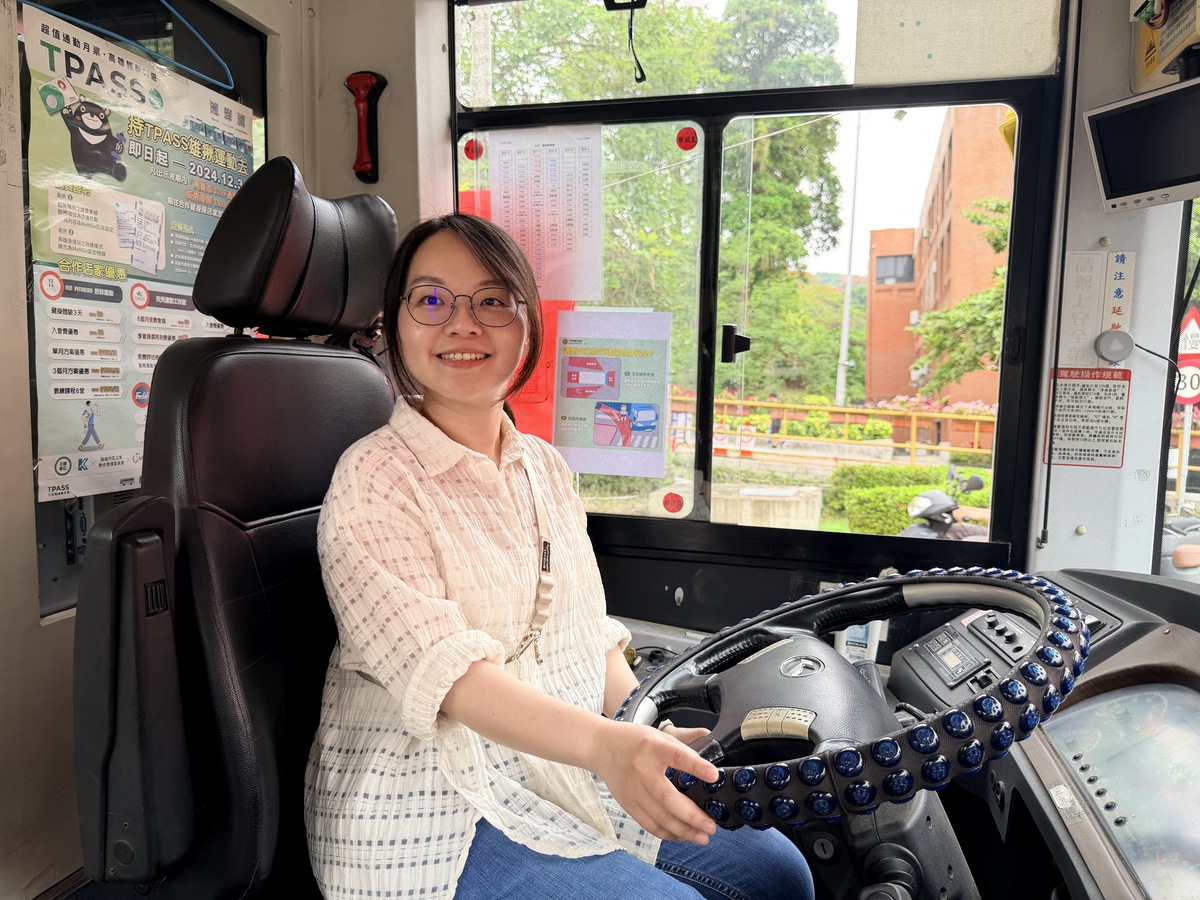 全校教職員生輪番登上大型車，從駕駛視角「換位思考」，親身體驗視線盲區。(另開新視窗/jpg檔)圖片