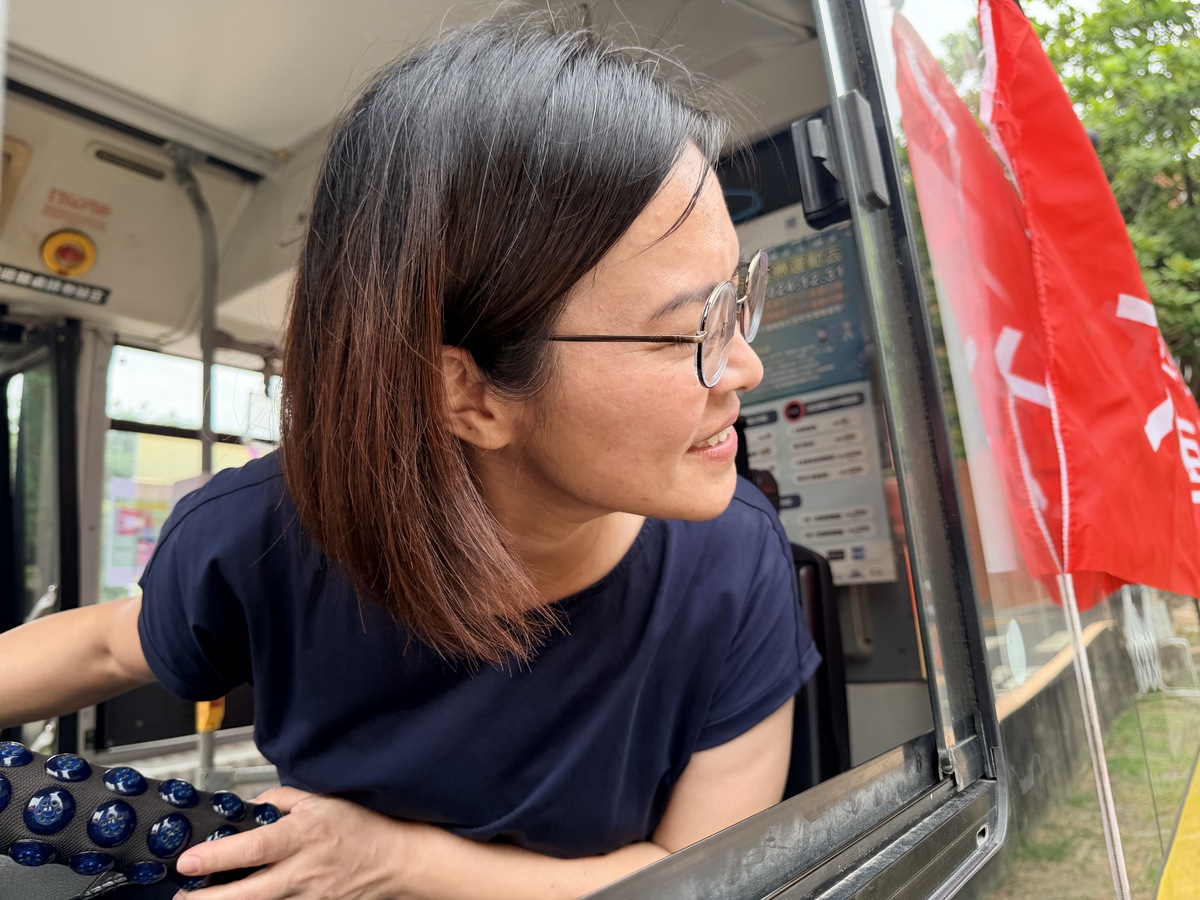 全校教職員生輪番登上大型車，從駕駛視角「換位思考」，親身體驗視線盲區。(另開新視窗/jpg檔)圖片