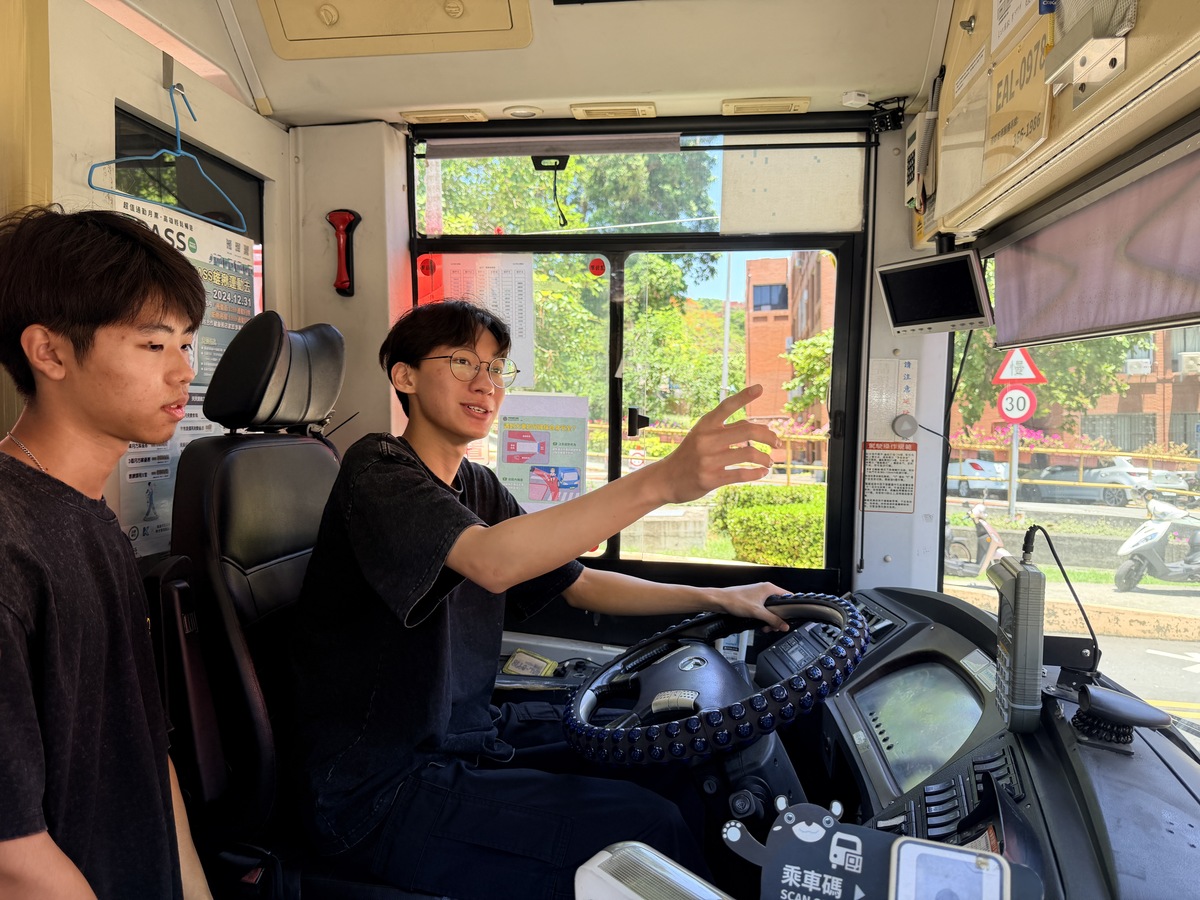 全校教職員生輪番登上大型車，從駕駛視角「換位思考」，親身體驗視線盲區。(另開新視窗/jpg檔)圖片