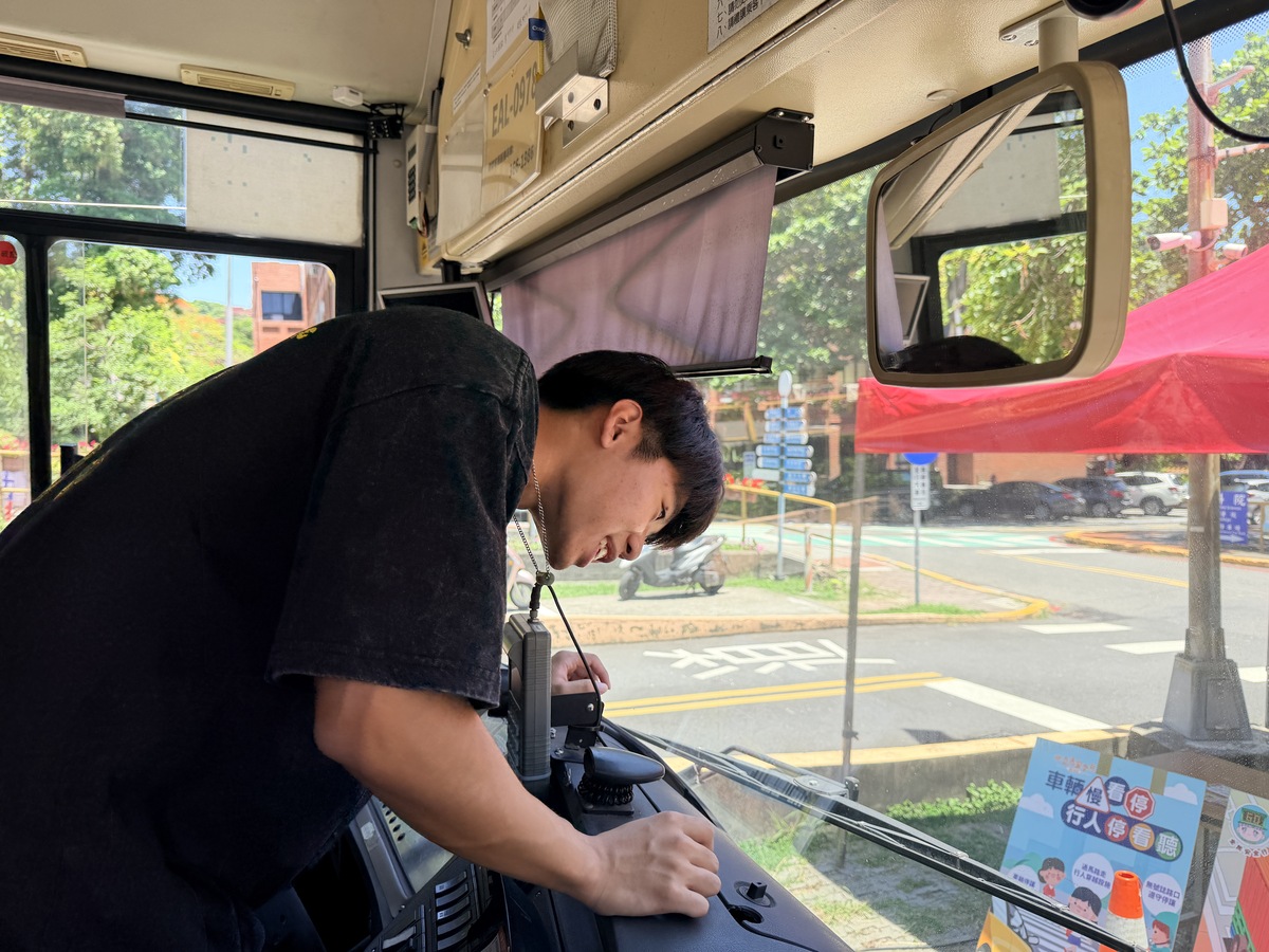 全校教職員生輪番登上大型車，從駕駛視角「換位思考」，親身體驗視線盲區。(另開新視窗/jpg檔)圖片