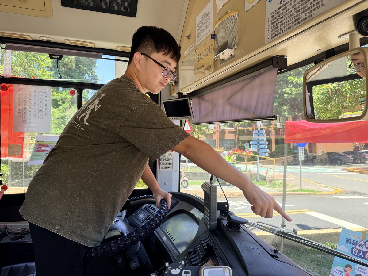 全校教職員生輪番登上大型車，從駕駛視角「換位思考」，親身體驗視線盲區。(另開新視窗/jpg檔)圖片