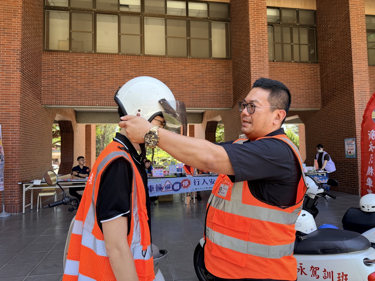 活動也攜手學生會、高雄市政府交通局、警察局、苓雅區監理所及凱旋醫院等單位，共同進行安全帽正確配戴與機車操作示範，並設置酒醉眼鏡與酒測器體驗。(另開新視窗/jpg檔)圖片