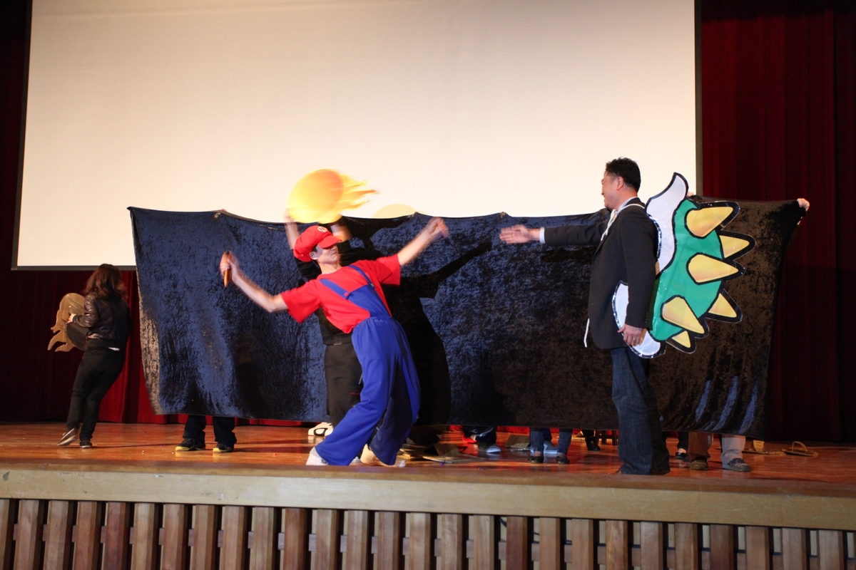 東吳大學老師親演噴火龍(另開新視窗/jpg檔)圖片
