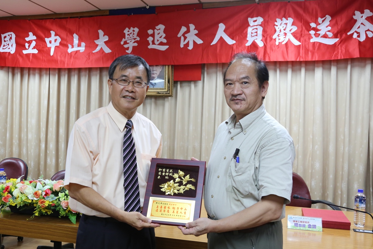 光電系副教授鄭文軍(右)在校服務12年6個月(另開新視窗/jpg檔)圖片