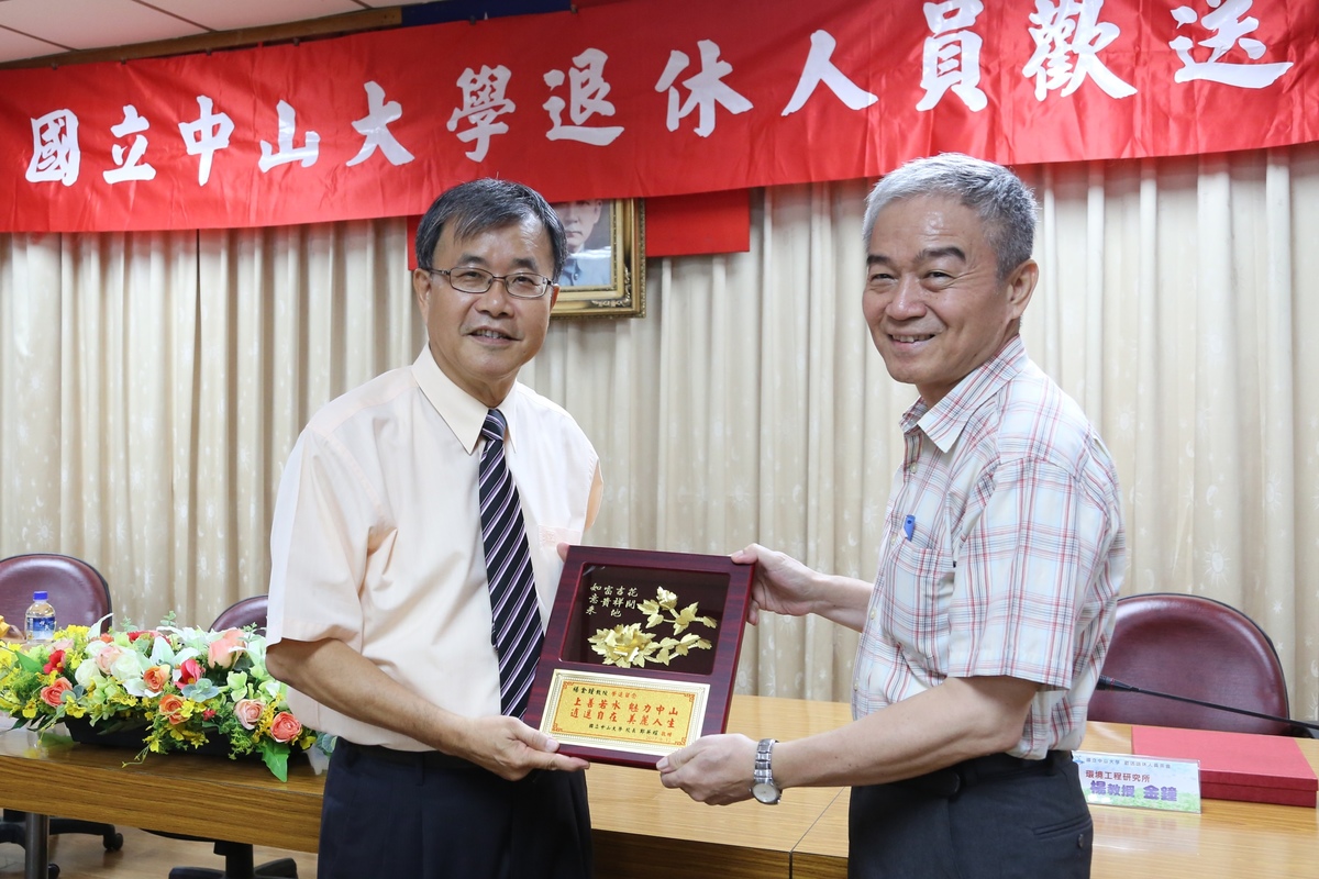 環工所教授楊金鐘(右)在校服務26年(另開新視窗/jpg檔)圖片