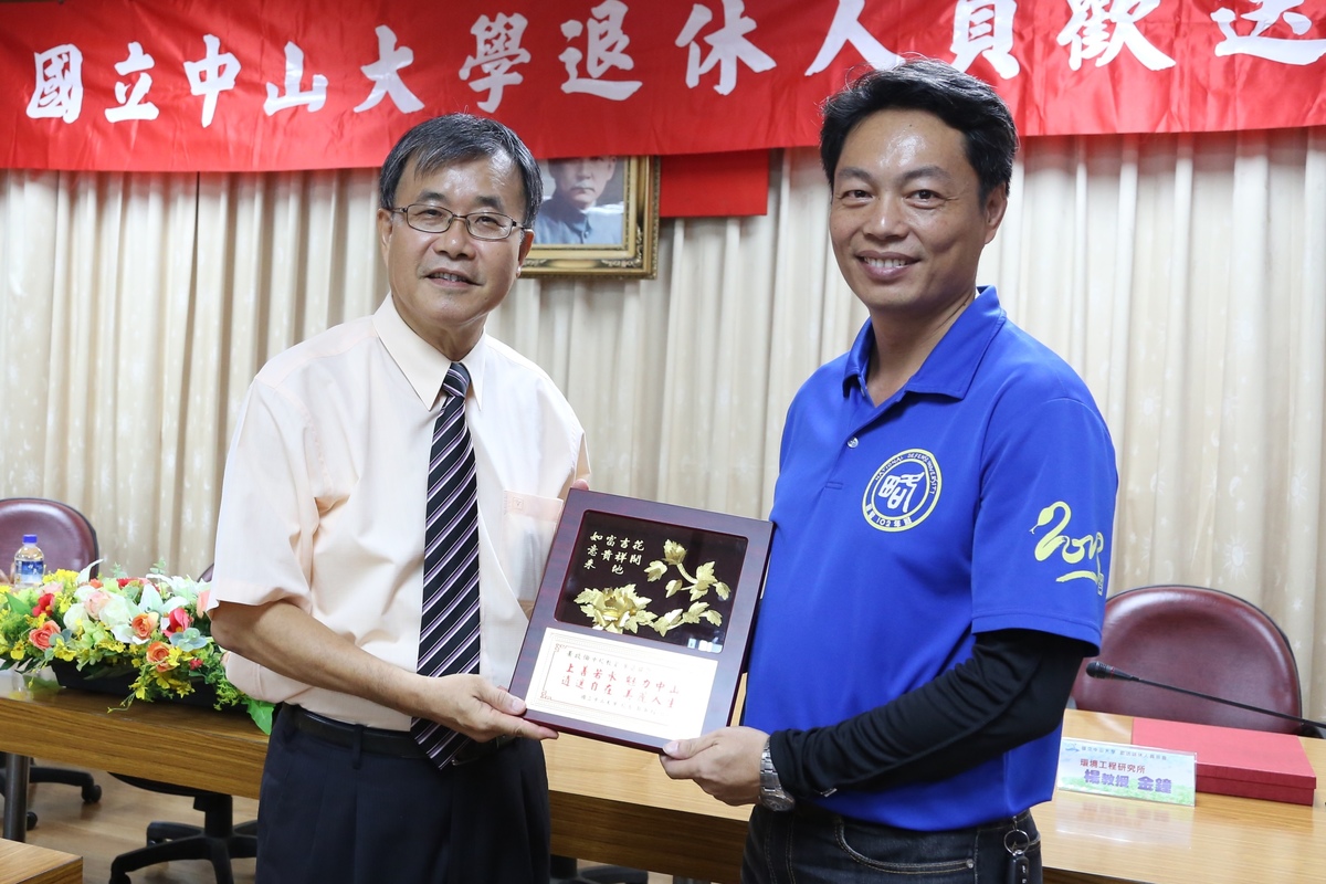 學務處教官黃啟倫(右)在校服務3年9個月(另開新視窗/jpg檔)圖片