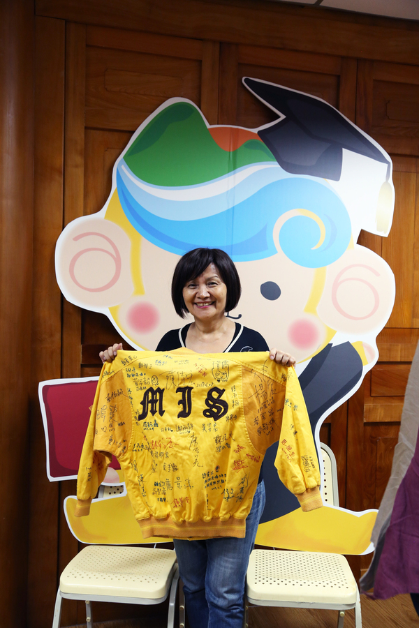 師生在資管系第一屆系服上簽名留念(另開新視窗/jpg檔)圖片