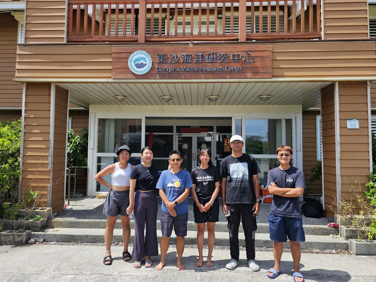 師生團隊於東沙海洋研究中心合照(另開新視窗/jpg檔)圖片