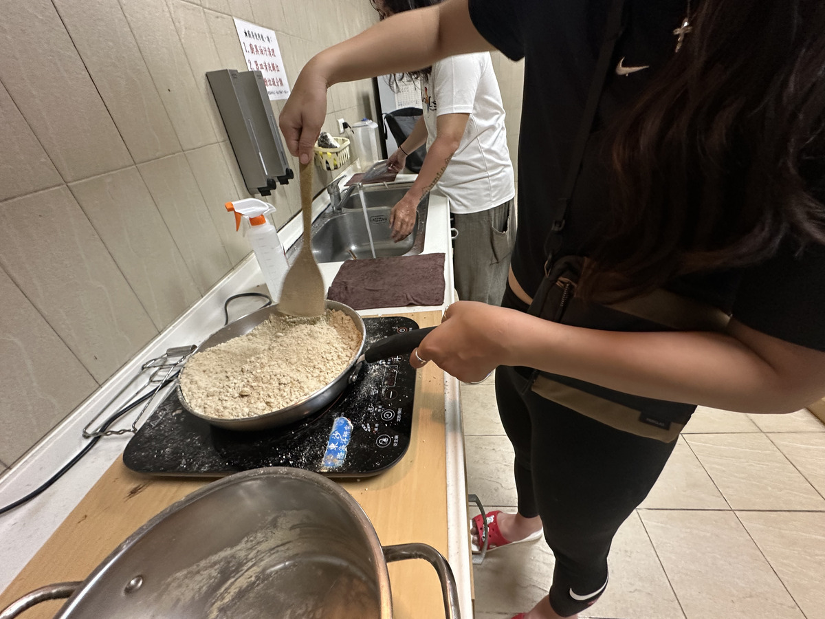 學生現場炒製米糠，作為實驗所需材料(另開新視窗/jpg檔)圖片