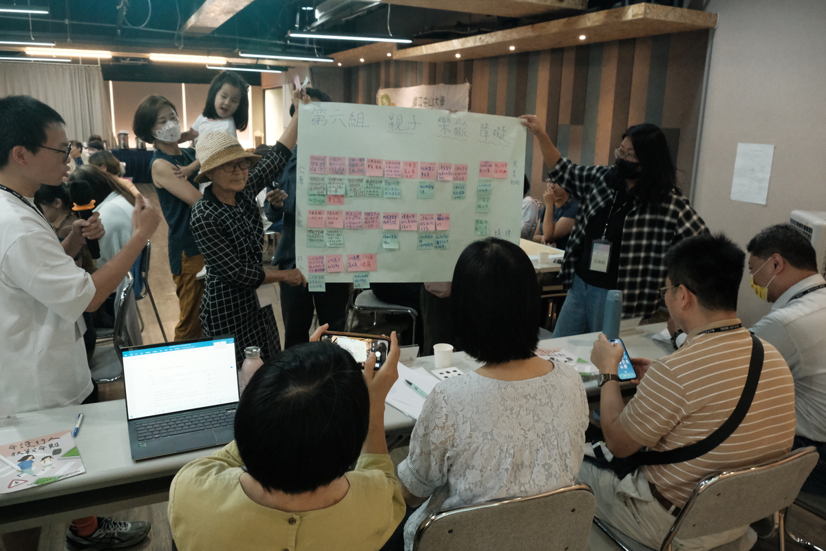 參與審議的女性民眾向交通局代表展示腦力激盪的運輸改善方案(另開新視窗/jpg檔)圖片