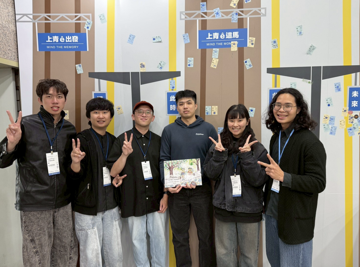 中山社創所學生劉緒宇（左二）、吳弦樺（左三）分享族語有聲繪本，以拍瀑拉族為主體，呈現平埔族的文化底蘊(另開新視窗/png檔)圖片