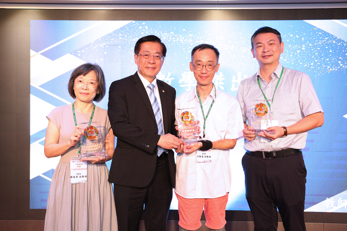 許博欽副校長（左二）頒發教學傑出獎予音樂系陳鈺雯副教授（左一）、企管系王致遠副教授（右二）、IC設計所謝東佑教授（右一）(另開新視窗/jpg檔)圖片