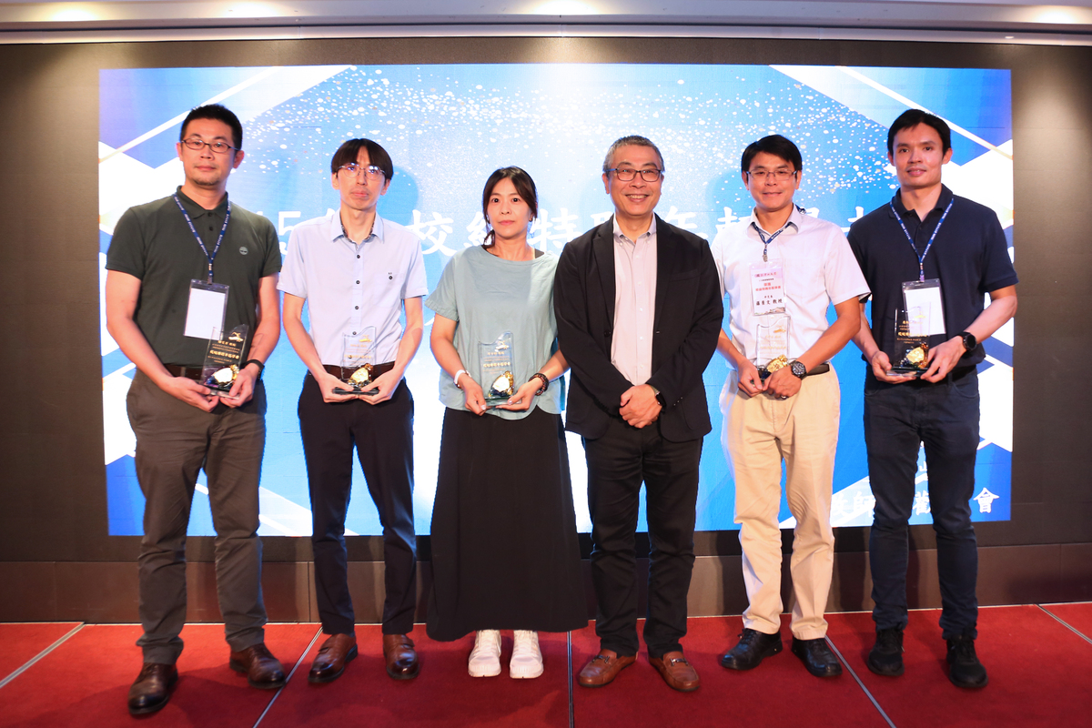 郭志文副校長（右三）頒發特聘年輕學者予人管所陳旻男教授（左一）、公事所謝旭昇教授（左二）、醫科所廖子嫻教授（左三）、中文系羅景文教授（右二）、電機系康斯証副教授（右一）(另開新視窗/jpg檔)圖片