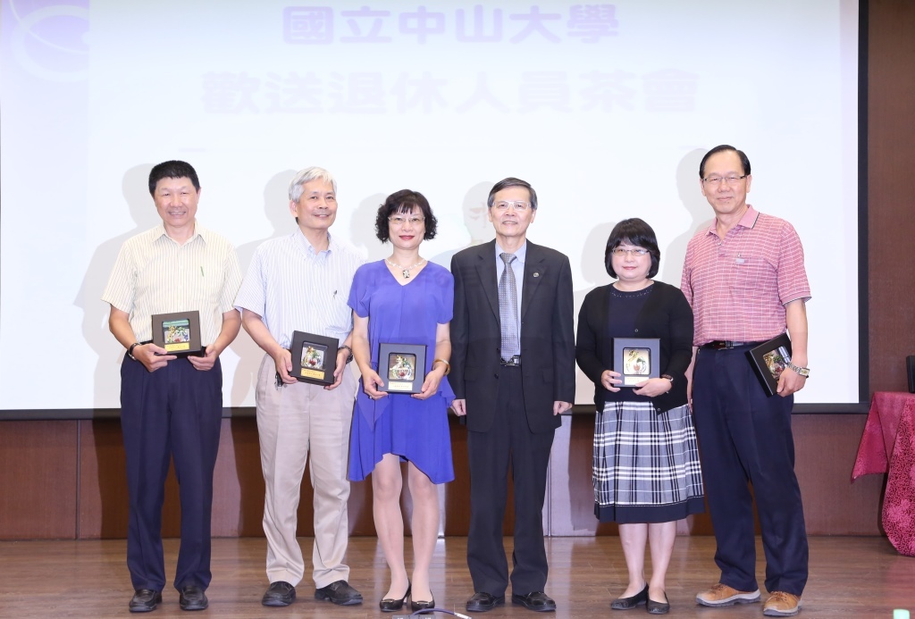 吳濟華代理校長(右三)與現場退休人員合影(另開新視窗/jpg檔)圖片