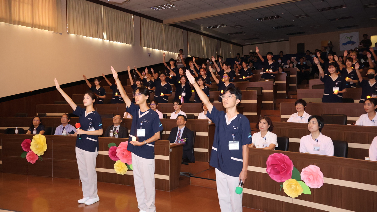 中山大學護理系於首屆典禮中，全臺首創以中文、台語及英文三種語言宣誓(另開新視窗/jpg檔)圖片