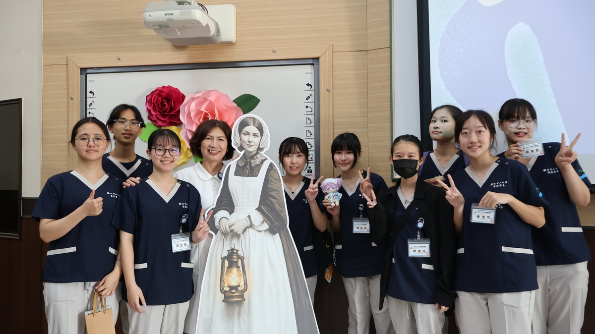 郭素娥主任與其導生與南丁格爾女士合照(另開新視窗/jpg檔)圖片