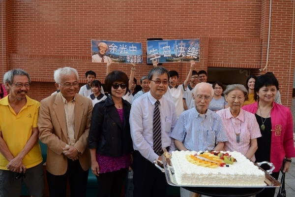 文學院揭牌  歡慶「西灣土地公」余光中90大壽(另開新視窗/jpg檔)圖片