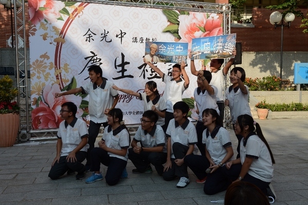 文學院揭牌  歡慶「西灣土地公」余光中90大壽(另開新視窗/jpg檔)圖片