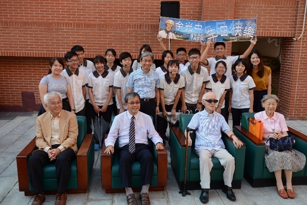 文學院揭牌  歡慶「西灣土地公」余光中90大壽(另開新視窗/jpg檔)圖片