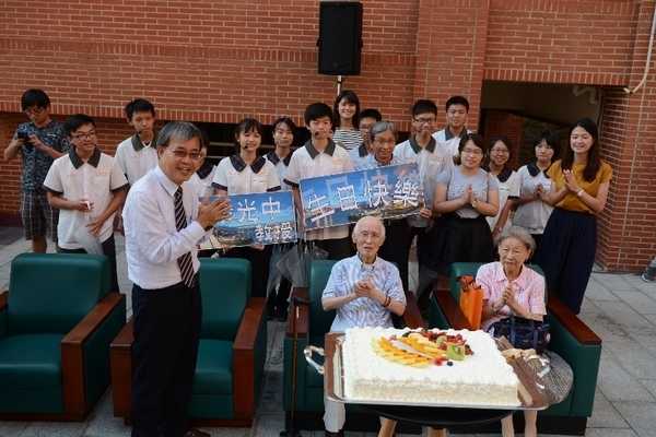 文學院揭牌  歡慶「西灣土地公」余光中90大壽(另開新視窗/jpg檔)圖片