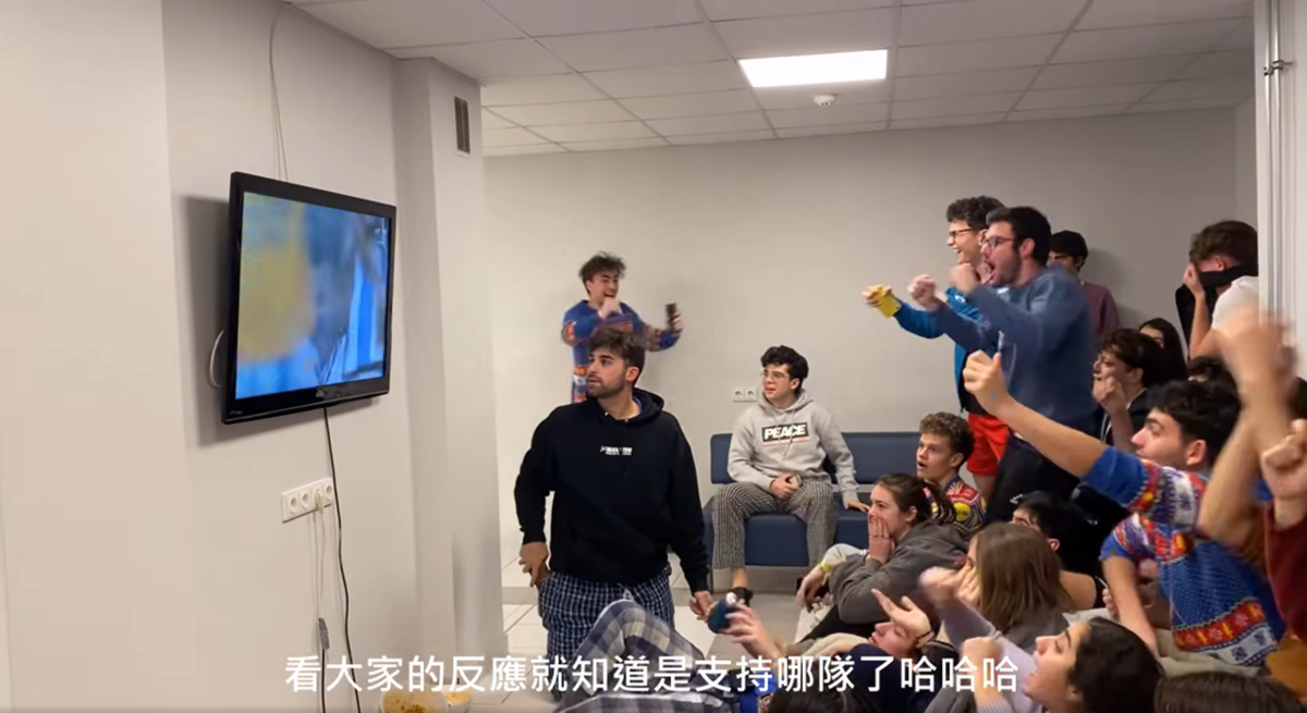 與朋友一起於世足賽歡呼(另開新視窗/png檔)圖片