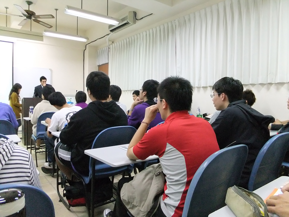 「別讓英文卡在喉嚨」講座，鼓勵大夥勇敢開口(另開新視窗/jpg檔)圖片