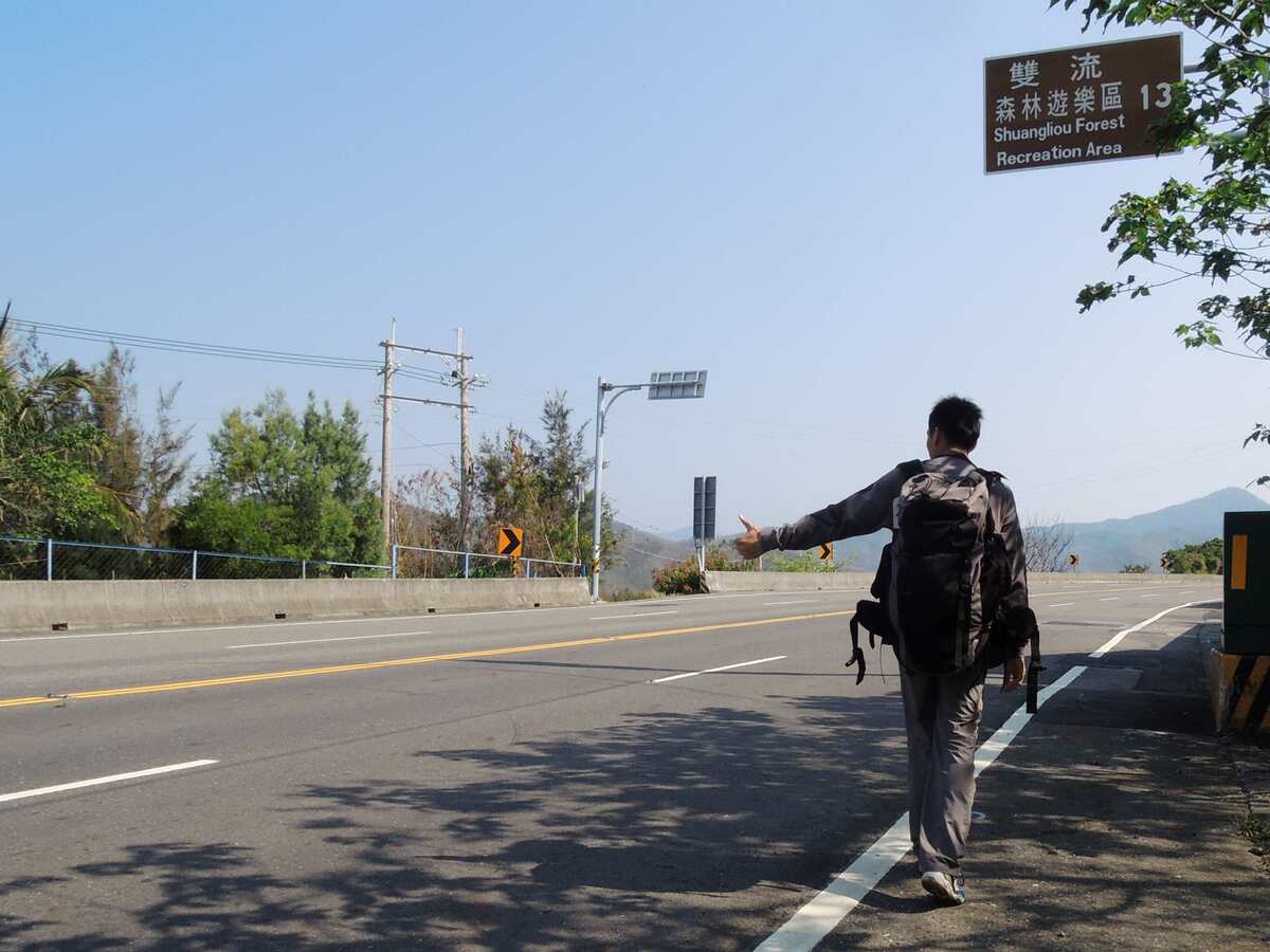 楊宗翰搭便車環島（取自空屋筆記vocus）(另開新視窗/jpg檔)圖片