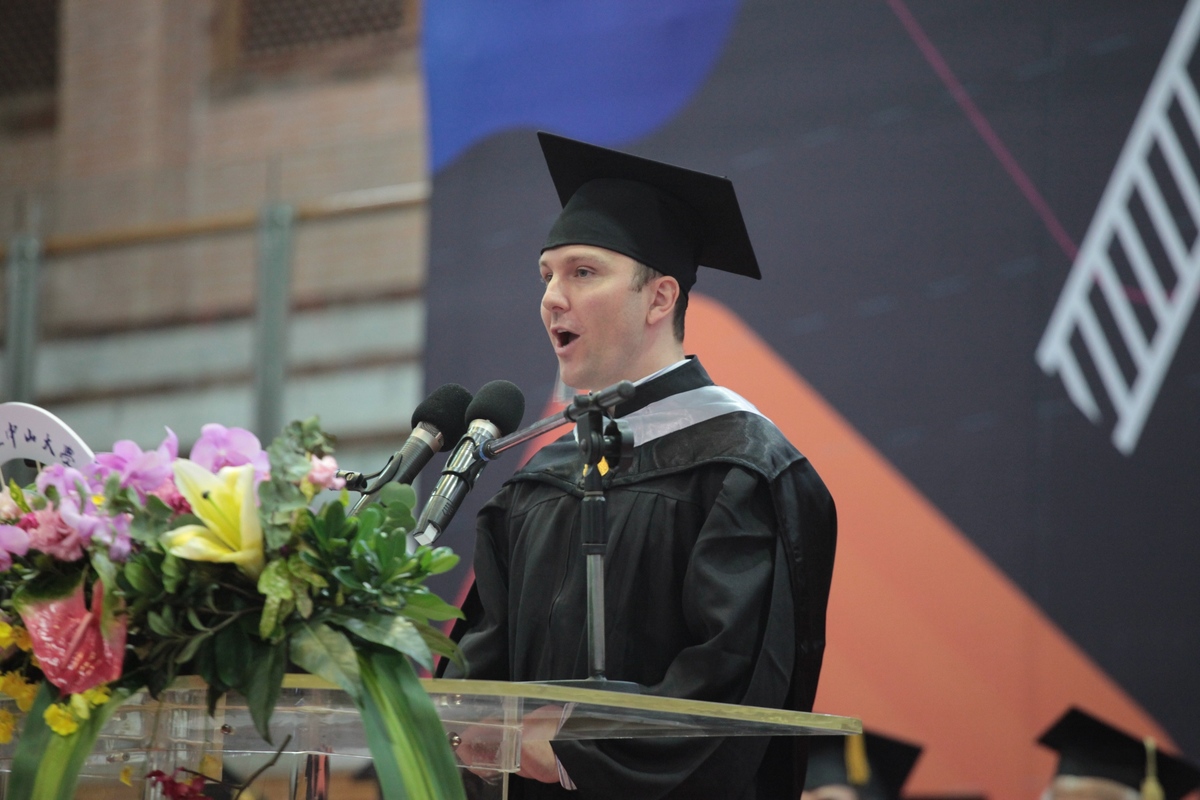 國際經營管理碩士學程（IBMBA）的高安德（Andrew Argue）為本校首位外籍畢業生致詞代表。