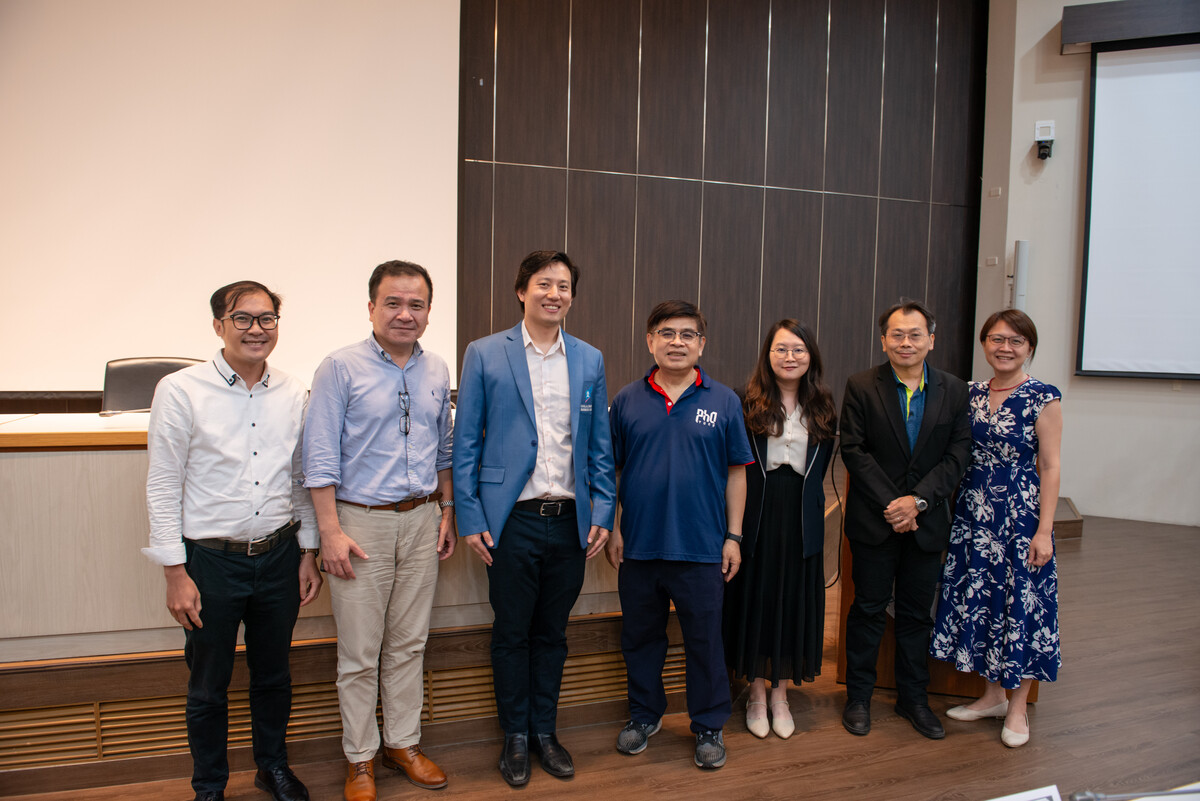 講者Kavin Asavanant教授（左三）與中山師長合影，促進臺泰雙邊學術與實務交流。(另開新視窗/jpeg檔)圖片