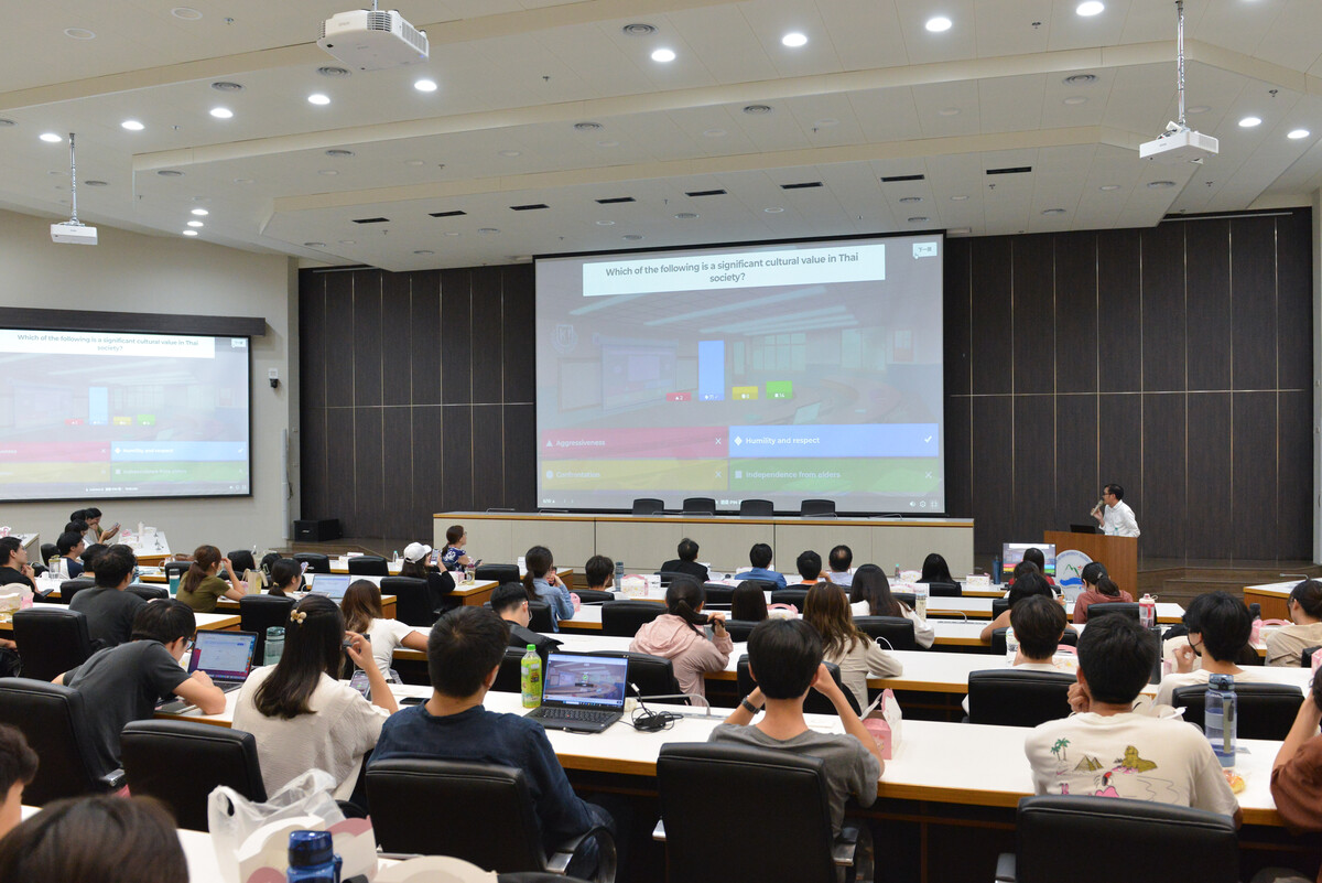 透過Kahoot互動系統，與會同學積極參與文化議題問答，深化對泰國社會價值觀的理解。(另開新視窗/jpeg檔)圖片