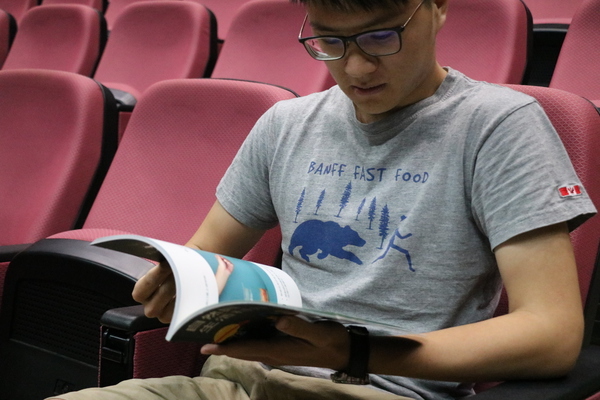 同學翻閱改造後的實體教科書(另開新視窗/jpg檔)圖片