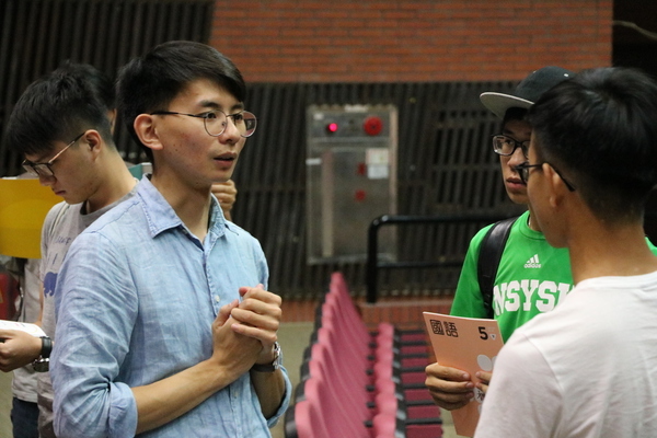 林宗諺演講後與學生交流分享(另開新視窗/jpg檔)圖片