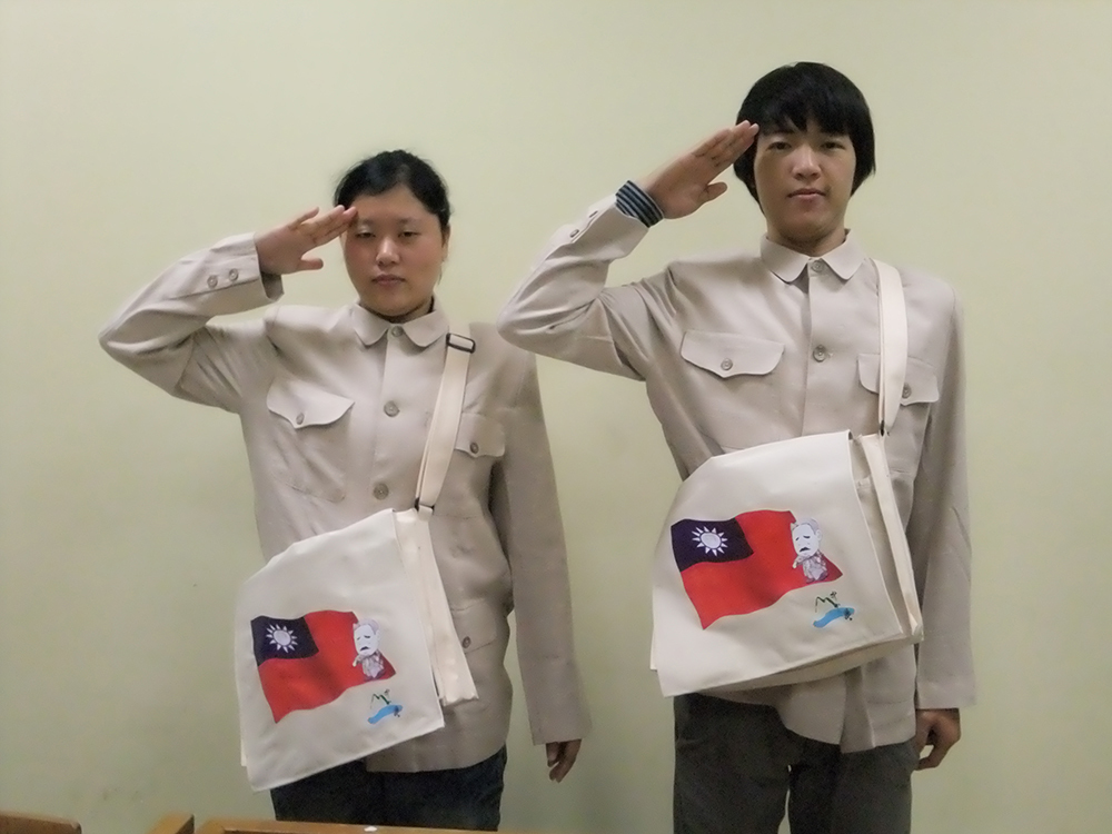 中山裝發放哈瑪星球報，民眾驚奇連連(另開新視窗/jpg檔)圖片