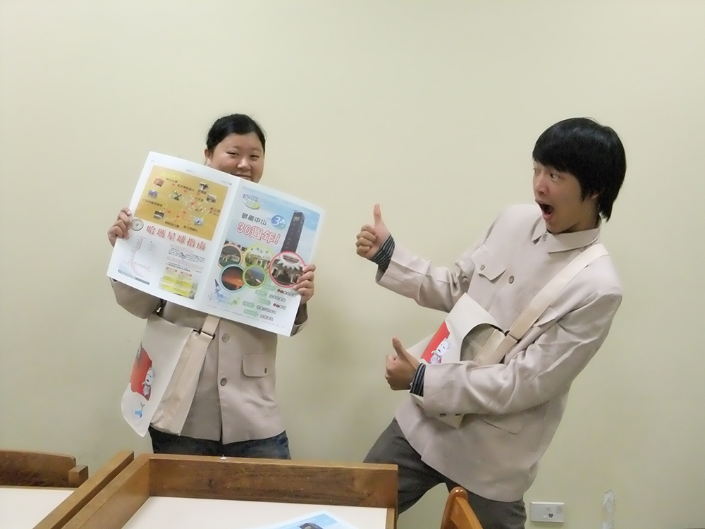 中山裝發放哈瑪星球報，民眾驚奇連連(另開新視窗/jpg檔)圖片