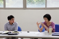 「高雄小故事寫作工作坊」由中文系羅景文助理教授（左）與社會系王梅香助理教授聯袂主持，針對高雄市歷史博物館日前創辦的「高雄小故事」徵件活動提供創作方向與指導意見。(另開新視窗/jpg檔)圖片