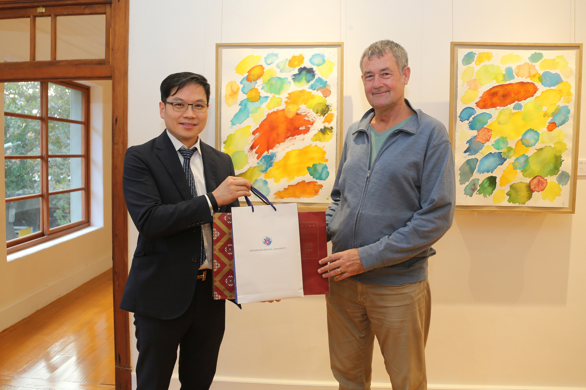 高醫大黃書鴻主秘（左）致贈紀念品感謝中山哲學所宋灝教授導覽說明(另開新視窗/jpg檔)圖片