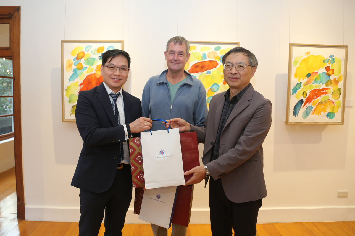 高醫大黃書鴻主秘（左）致贈紀念品予主辦交流會的中山大學李慶男主秘（右）(另開新視窗/jpg檔)圖片